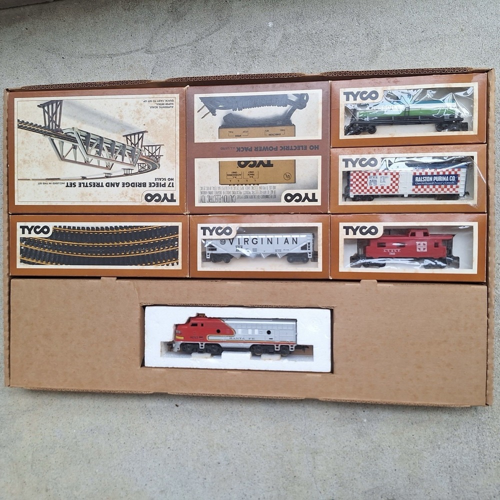 VTG Twin Diesel Freight 4015  TYCO Electric Train Set HO Scale Locomotive READ